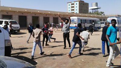 Soudan: tirs de gaz lacrymogène sur les manifestants à Khartoum et au Darfour Soudan: tirs de gaz lacrymogène sur les manifestants à Khartoum et au Darfour