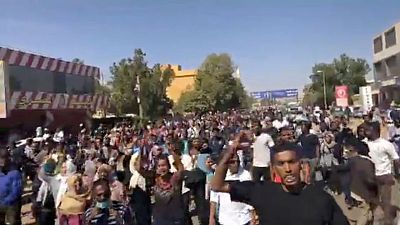 قوات الأمن السودانية تشتبك مع متظاهرين بثلاث مدن