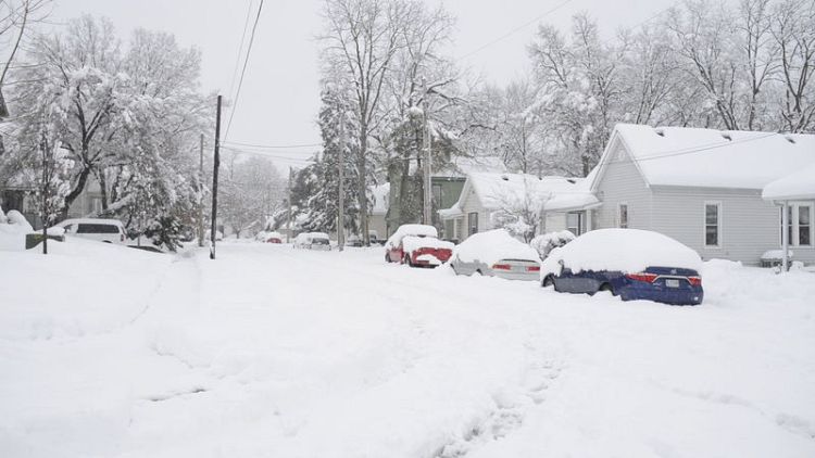 Snowstorm blankets mid-Atlantic U.S., at least seven dead in Midwest