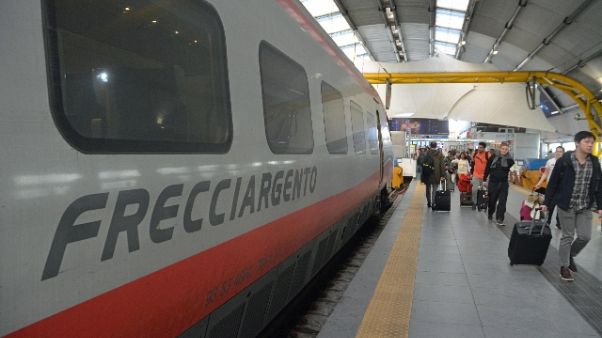 Guasto linea elettrica, treno bloccato Guasto linea elettrica, treno bloccato