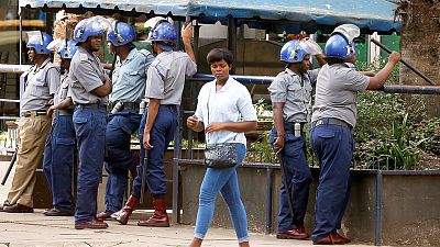 زيمبابوي تنشر الشرطة في العاصمة لمواجهة احتجاجات الوقود