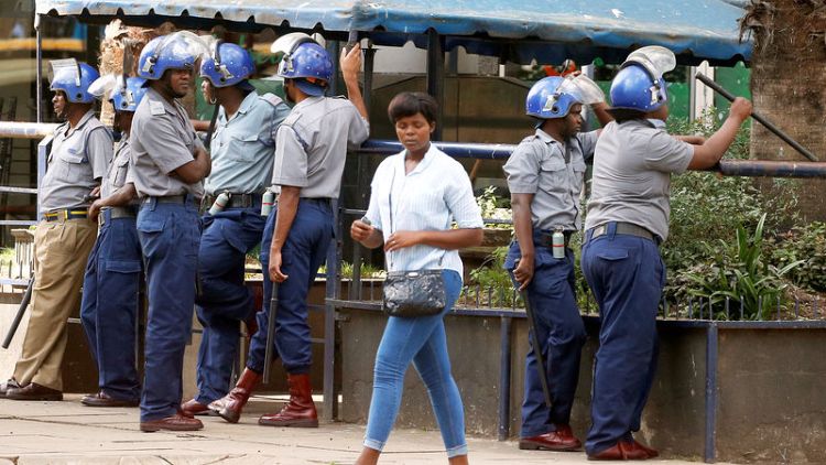 زيمبابوي تنشر الشرطة في العاصمة لمواجهة احتجاجات الوقود