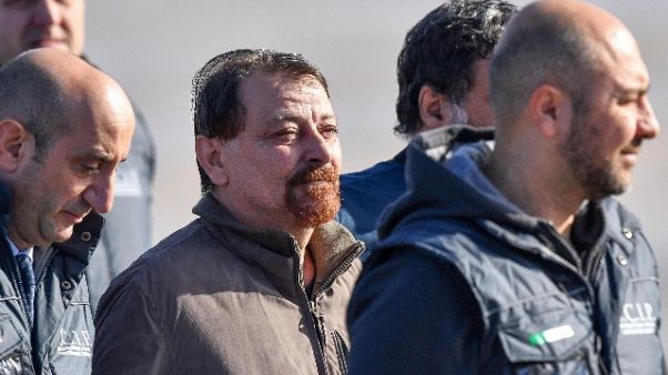 Battisti è in Italia, portato a Rebibbia Battisti è in Italia, portato a Rebibbia
