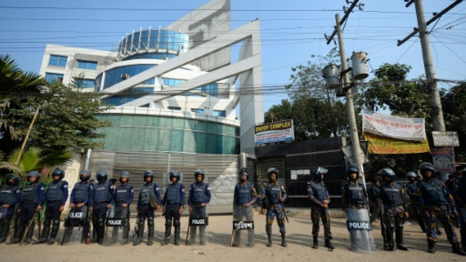 Bangladesh: les ouvriers du textile poursuivent leur grève