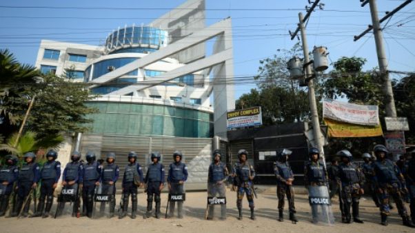 Bangladesh: les ouvriers du textile poursuivent leur grève Bangladesh: les ouvriers du textile poursuivent leur grève