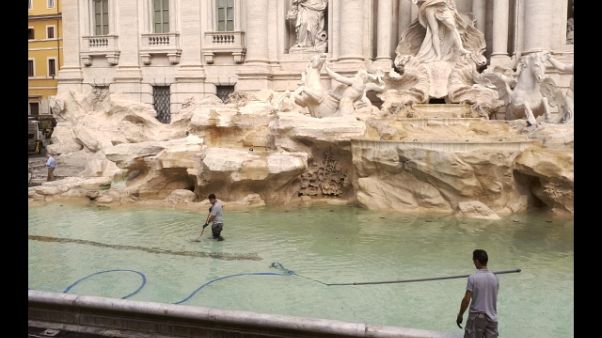 Raggi, monete Fontana Trevi a Caritas Raggi, monete Fontana Trevi a Caritas