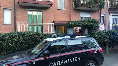 Strangola figlio, poi chiama carabinieri Strangola figlio, poi chiama carabinieri