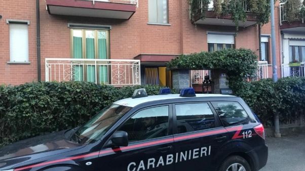 Strangola figlio, poi chiama carabinieri Strangola figlio, poi chiama carabinieri