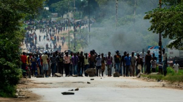 Zimbabwe: les manifestations contre la hausse des prix du pétrole font des morts Zimbabwe: les manifestations contre la hausse des prix du pétrole font des morts