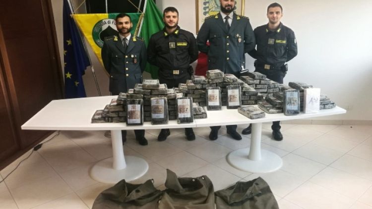 Porto Gioia T., sequestro 115 kg cocaina