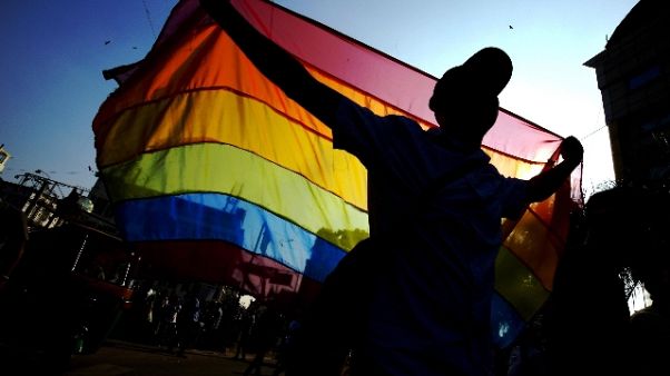 Gay critica bar e titolare lo insulta Gay critica bar e titolare lo insulta