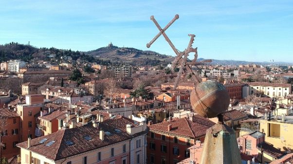Si inclina croce su campanile Bologna Si inclina croce su campanile Bologna