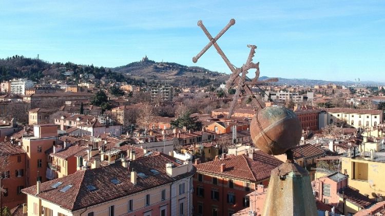 Si inclina croce su campanile Bologna