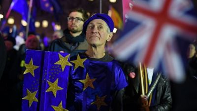 Aux abords du Parlement britannique, pro et anti-Brexit unis contre l'accord de divorce Aux abords du Parlement britannique, pro et anti-Brexit unis contre l'accord de divorce