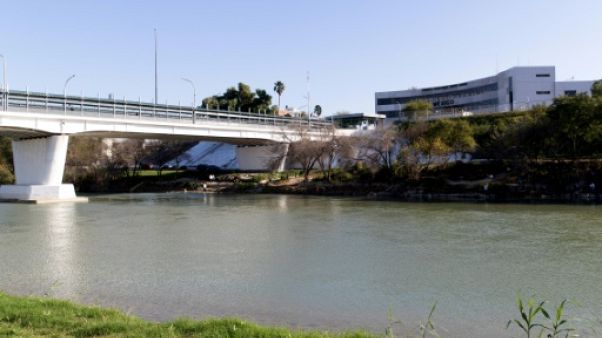 Deux villes, une frontière, et au milieu coule le Rio Grande Deux villes, une frontière, et au milieu coule le Rio Grande