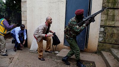 شرطة كينيا: مسلحون ربما ما زالوا داخل مجمع تعرض لما يشتبه بأنه "هجوم إرهابي"