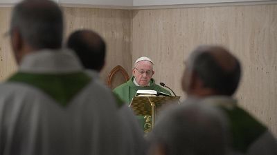 Papa: vita violata da ricerca profitto Papa: vita violata da ricerca profitto