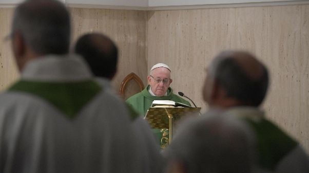 Papa: vita violata da ricerca profitto Papa: vita violata da ricerca profitto