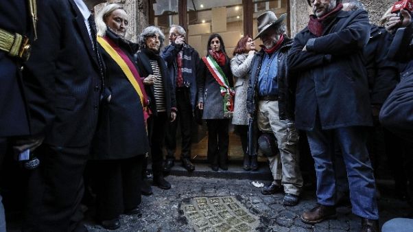 Shoah: Roma,ricollocate pietre inciampo Shoah: Roma,ricollocate pietre inciampo