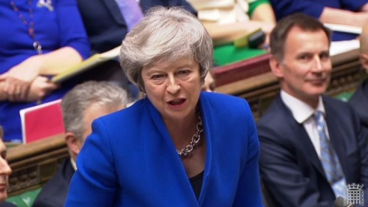 Brexit: après l'échec de la motion de censure, Theresa May se remet au travail