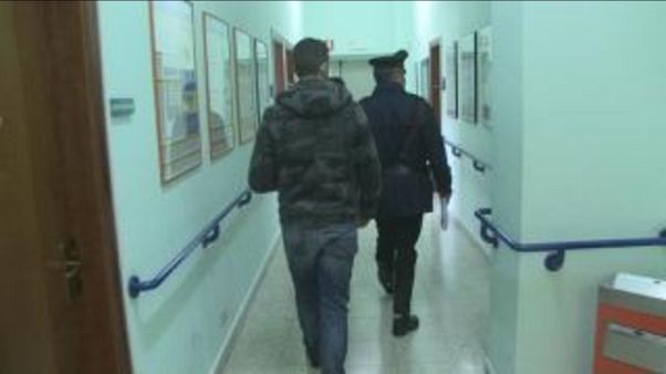 A casa in ore lavoro, denunciati medici A casa in ore lavoro, denunciati medici