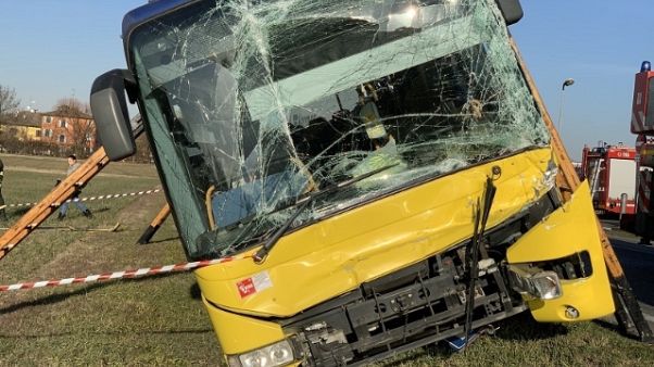 Scontro bus e due camion,diversi contusi Scontro bus e due camion,diversi contusi