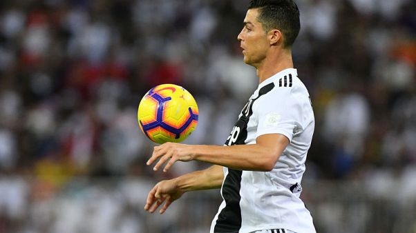 رونالدو يتوج بأول ألقابه مع يوفنتوس بالفوز بكأس السوبر رونالدو يتوج بأول ألقابه مع يوفنتوس بالفوز بكأس السوبر