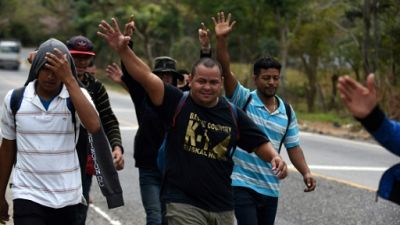 La caravane de migrants du Honduras reprend sa marche au Guatemala La caravane de migrants du Honduras reprend sa marche au Guatemala