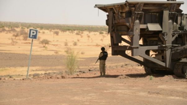 Un militaire burkinabè près de la mine de Tambao le 5 avril 2015. Un militaire burkinabè près de la mine de Tambao le 5 avril 2015.