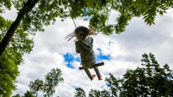 Un enfant sur une balançoire sur l'île de Lindøya (Norvège) le 4 août 2017. Un enfant sur une balançoire sur l'île de Lindøya (Norvège) le 4 août 2017.