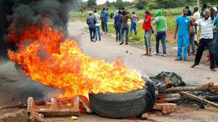 أطباء في زيمبابوي يعالجون العشرات من إصابات بالرصاص والشرطة تعتقل المئات