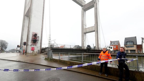 حادث بجسر يوقف الملاحة في قناة بروكسل-سخيلده في بلجيكا حادث بجسر يوقف الملاحة في قناة بروكسل-سخيلده في بلجيكا