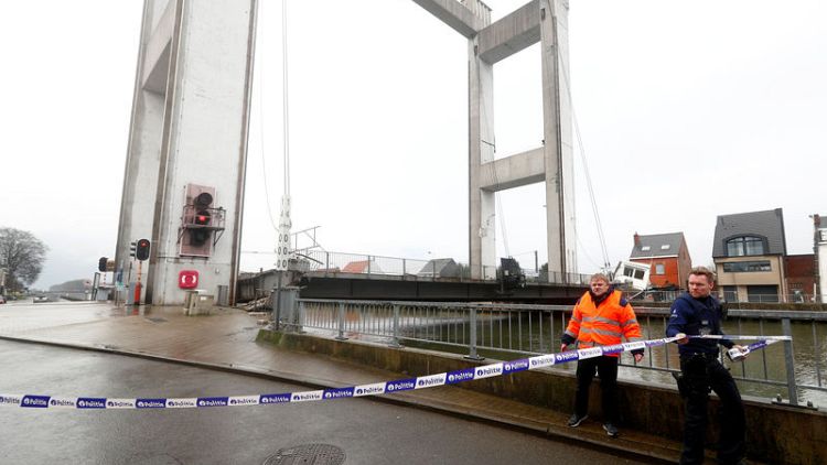 حادث بجسر يوقف الملاحة في قناة بروكسل-سخيلده في بلجيكا