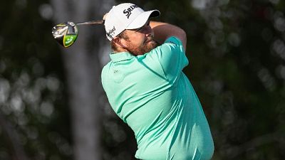 Golf: Abu Dhabi, Lowry resiste in vetta Golf: Abu Dhabi, Lowry resiste in vetta