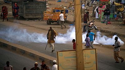 متظاهرون يشتبكون مع الشرطة في السودان مع اتساع الاحتجاجات ضد البشير