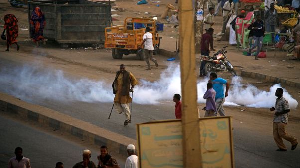 متظاهرون يشتبكون مع الشرطة في السودان مع اتساع الاحتجاجات ضد البشير متظاهرون يشتبكون مع الشرطة في السودان مع اتساع الاحتجاجات ضد البشير