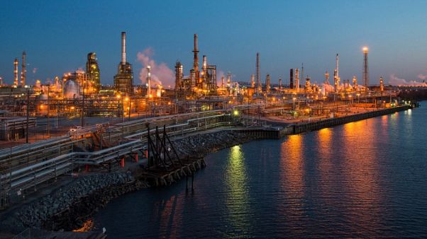 النفط يرتفع 1% بفعل تخفيضات أوبك وآمال انحسار التوتر التجاري بين الصين وأمريكا النفط يرتفع 1% بفعل تخفيضات أوبك وآمال انحسار التوتر التجاري بين الصين وأمريكا