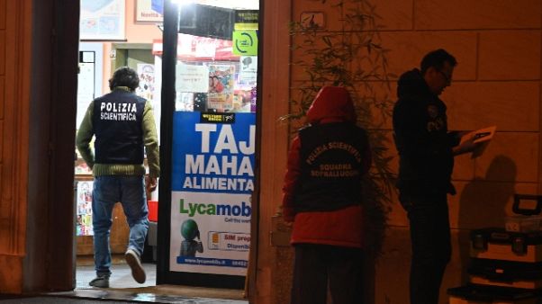 Morto durante controllo, arti legati Morto durante controllo, arti legati