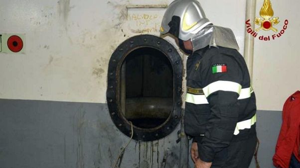Operaio muore asfissiato in cisterna Operaio muore asfissiato in cisterna