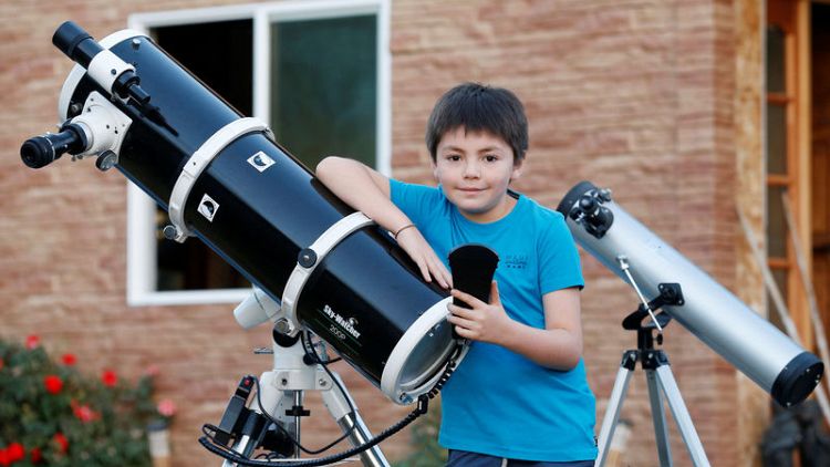 Ten-year old Chilean teaches star gazing to classmates
