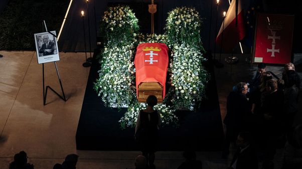 Thousands walk with coffin of murdered Polish mayor Thousands walk with coffin of murdered Polish mayor