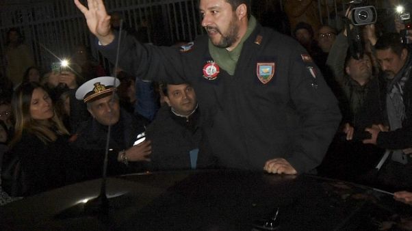 Sostenitore bacia la mano a Salvini Sostenitore bacia la mano a Salvini