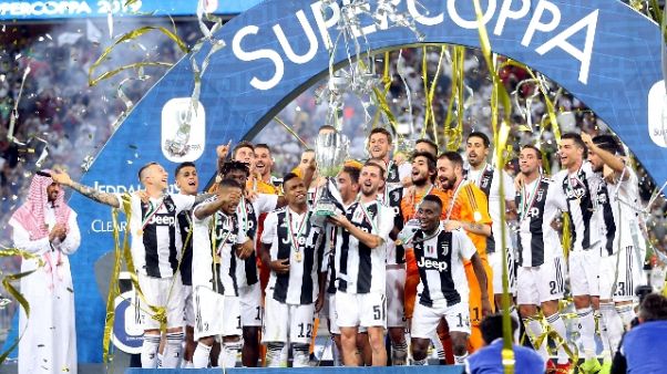 Juve: festa Supercoppa prima del Chievo Juve: festa Supercoppa prima del Chievo