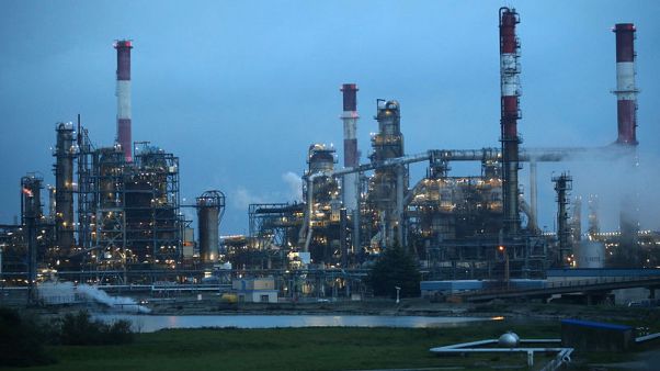 النفط يقفز 3 بالمئة بدعم من خطة أوبك لخفض الإمدادت وآمال بنهاية للحرب التجارية بين أمريكا والصين النفط يقفز 3 بالمئة بدعم من خطة أوبك لخفض الإمدادت وآمال بنهاية للحرب التجارية بين أمريكا والصين