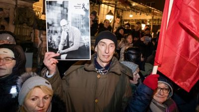 Abasourdie et affligée, la Pologne dit adieu au maire de Gdansk Abasourdie et affligée, la Pologne dit adieu au maire de Gdansk
