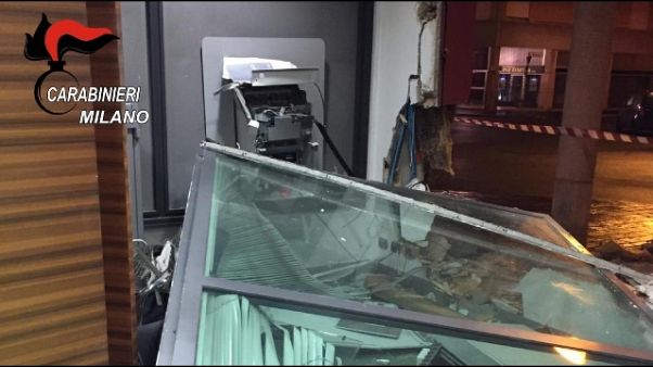 Tir contro banca, via la cassa bancomat Tir contro banca, via la cassa bancomat