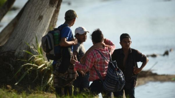 Des centaines de migrants centraméricains franchissent la frontière mexicaine Des centaines de migrants centraméricains franchissent la frontière mexicaine