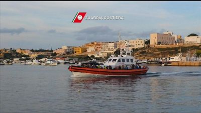 Migranti: sbarcati 13 a Lampedusa