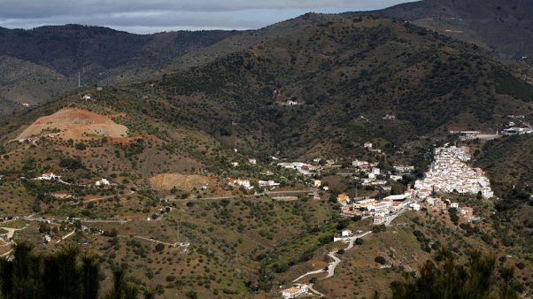 منقذون إسبان يبدأون الحفر للوصول لطفل عالق في بئر منقذون إسبان يبدأون الحفر للوصول لطفل عالق في بئر