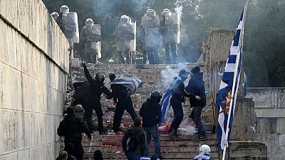 الشرطة اليونانية تطلق الغاز المسيل للدموع على محتجين على اسم مقدونيا